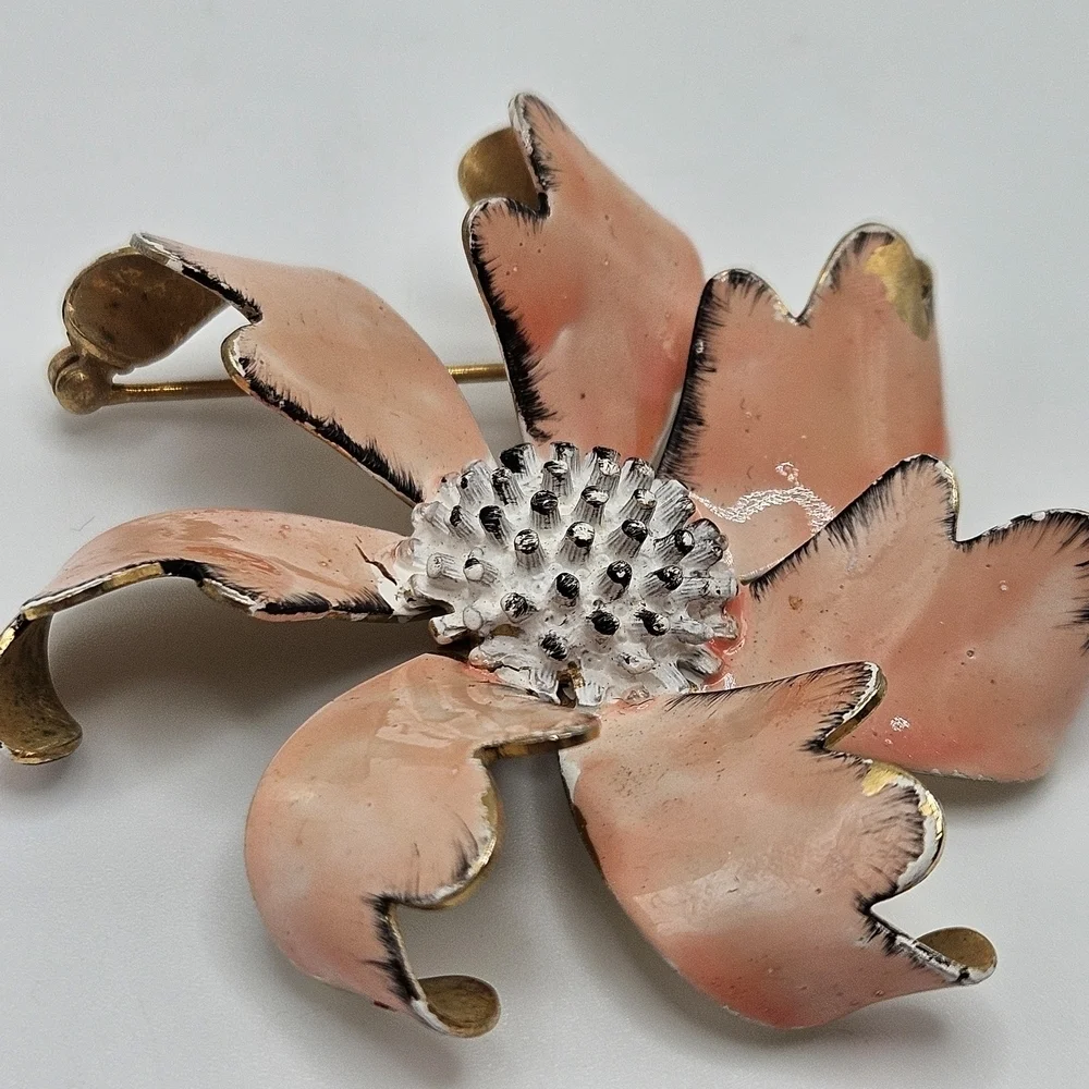 VINTAGE Weiss Signed 3D Pink Enamel Flower Gold Tone Brooch Pin
